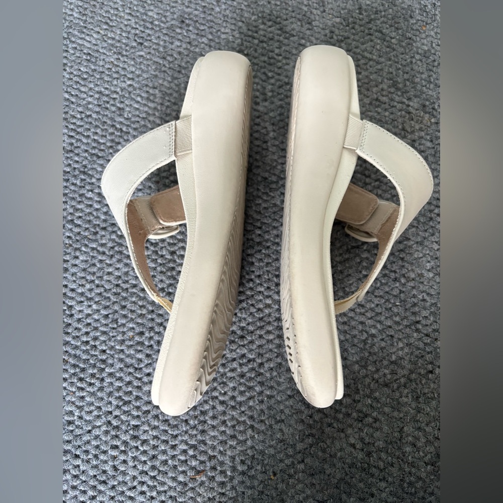 Vionic Sandals. - Picture 3 of 4